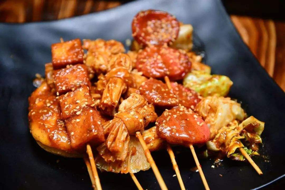 炸串好吃的秘诀就在酱料上，小吃摊主教你制作秘制酱料