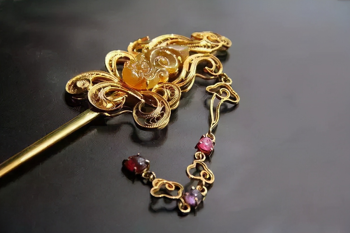 但古代后宫等级森严,甚至连妃子们佩戴超出自己品级的首饰品都会受到