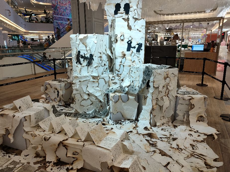 在大商场里看艺术展览是一种什么样的体验？