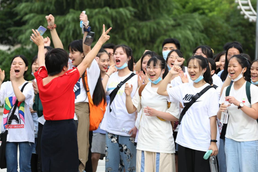 699分学霸给学渣当群演？南大学生告诉你，什么才是高素质大学生