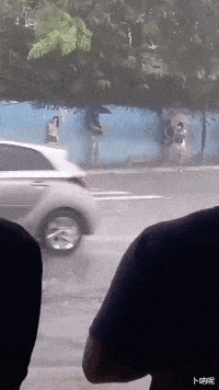 妹子在车上做出不雅行为，我该怎么去制止她