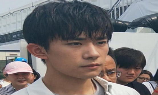 易烊千玺高考复习资料曝光，数学书字迹清秀，怪不得艺考成绩出色