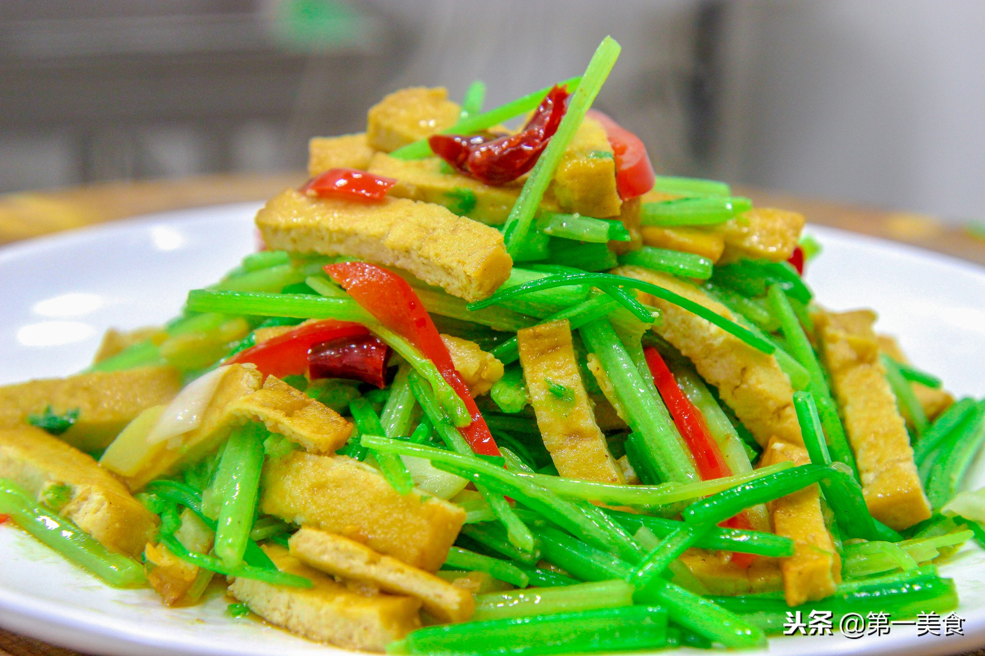 豆干炒芹菜的做法（教你一个家常做法没有肉也香）