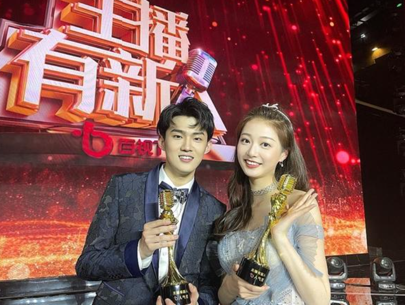 中传校花冯琳再次公开领诵，这次身份有些不同，气质也有较大改变