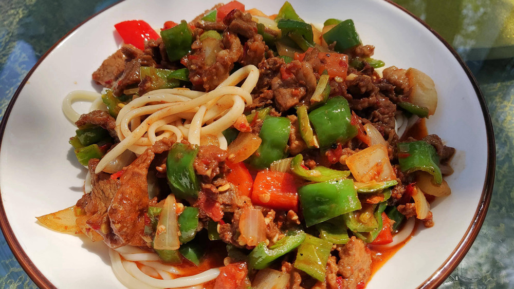 过油肉拌面怎么做（教你肉嫩面劲道的过油肉拌面）