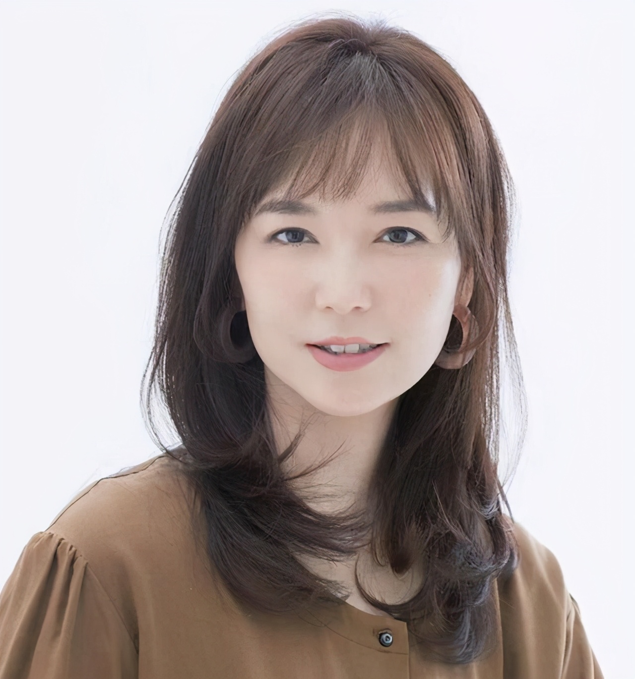 第一种:优雅披肩中长发进入四五十岁的女人,真的不太建议留过长的发型