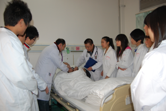 学医将来更好就业？这几所医科大学分数线不高，中等生可以参考