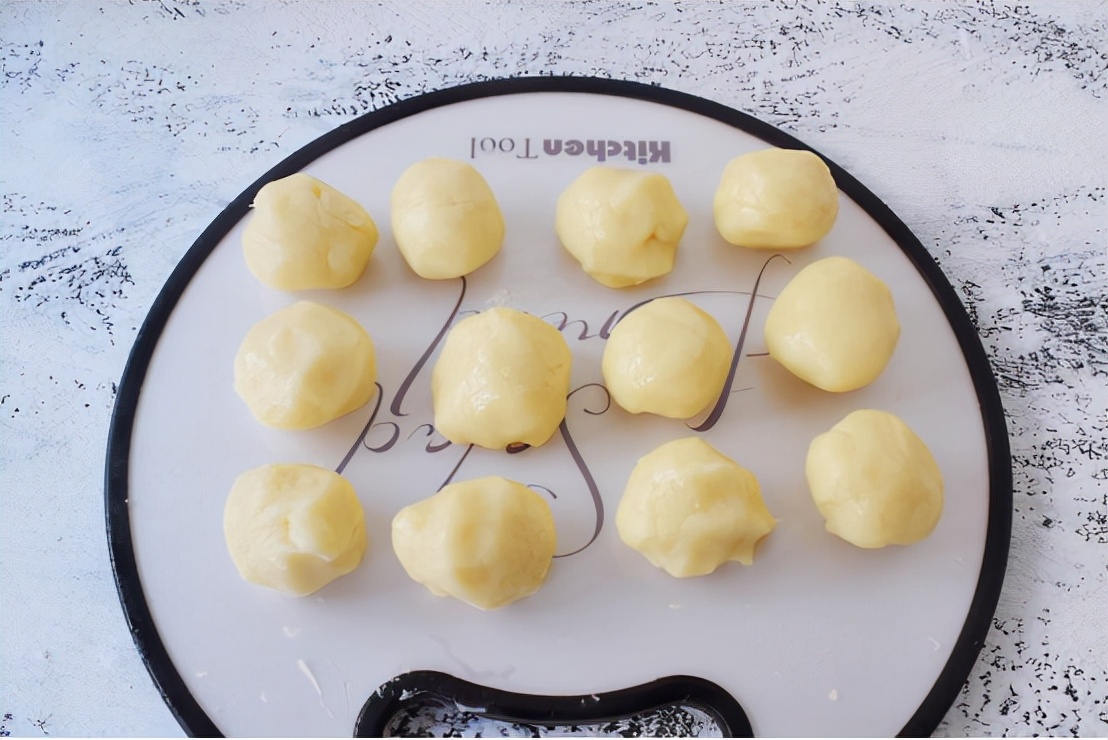 1碗糯米粉加上半勺红糖，做一份好吃解馋的小吃，软糯好吃