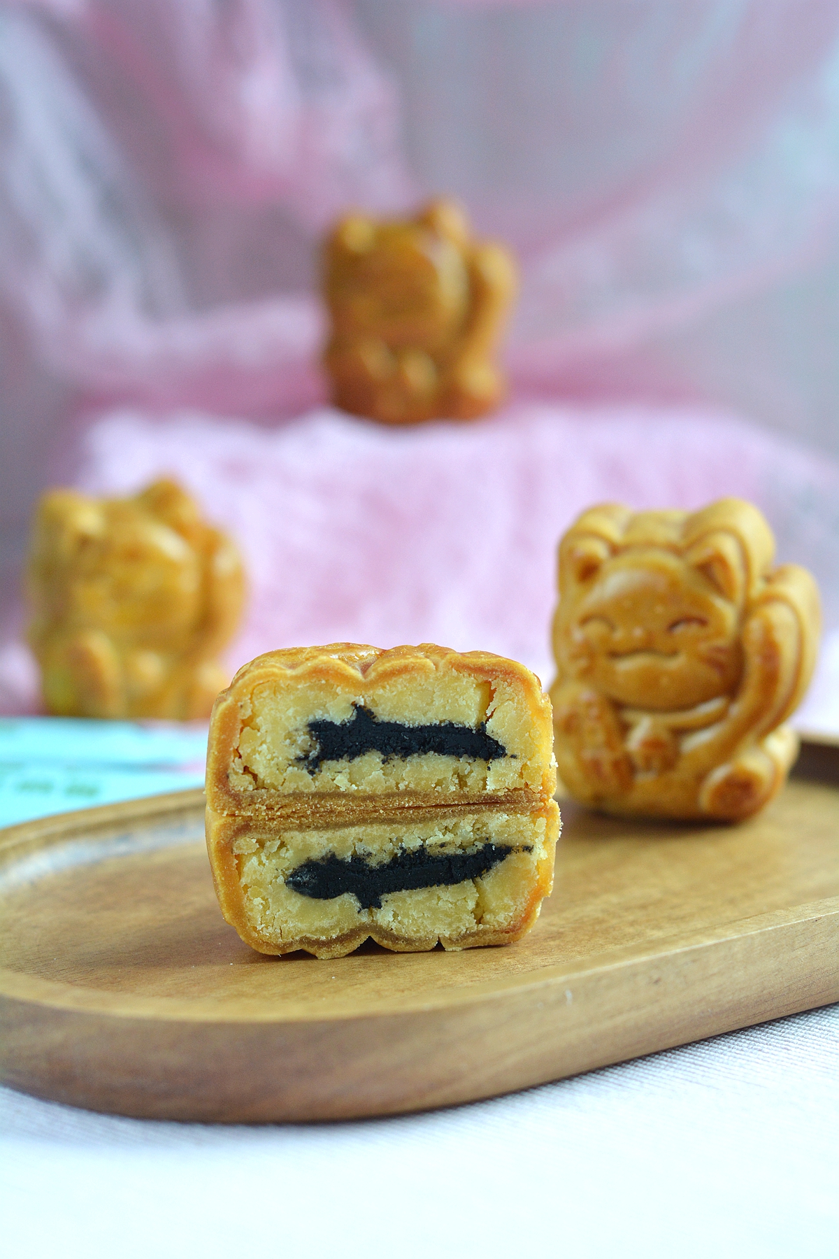 黑芝麻酱绿豆沙月饼还真好吃，说啥也得试一试，歪打正着的美味
