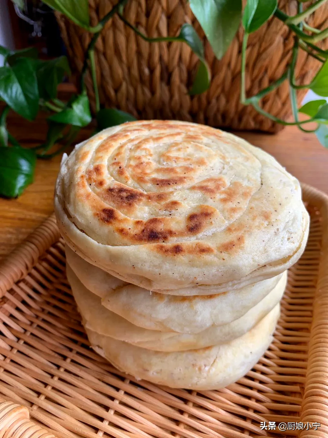 我家油酥烧饼从来都是自己做，暄软多层，一咬掉渣，比买的香