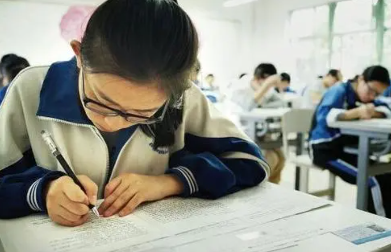 高考规定使用2B铅笔，看看扫描过的试卷便明白，考生别自作聪明