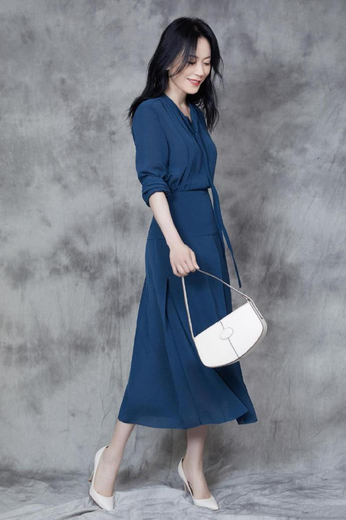 49岁俞飞鸿不仅漂亮还会搭,一身黑瘦成纸片人,大红色围巾美翻