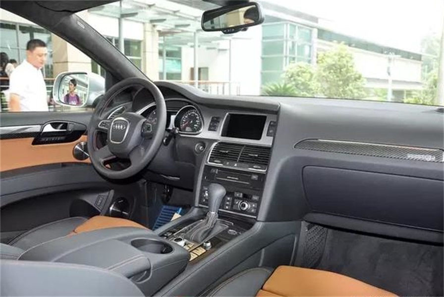 到店实拍奥迪Q7 V12柴油版，257万高等价位，扬言能拖动一架飞机