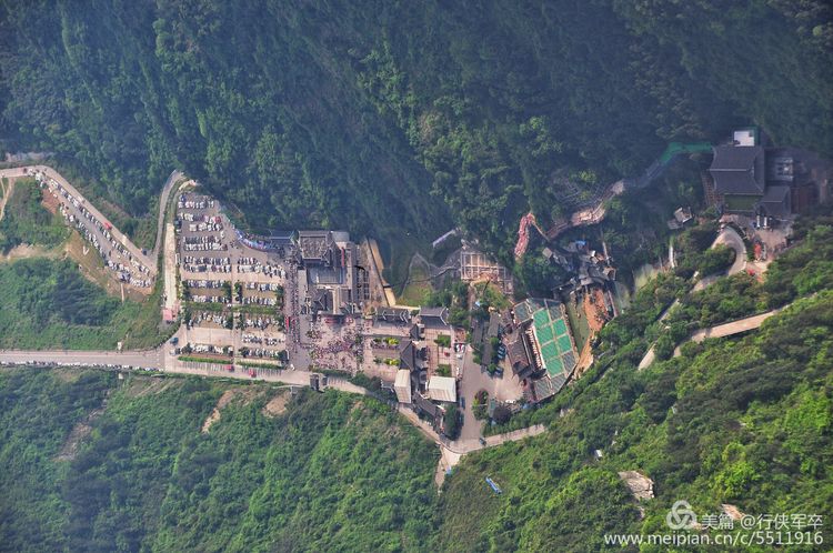 玉壶峰下松涛起，天界佛国掸尘埃！走遍千山万岭，唯天门山独有