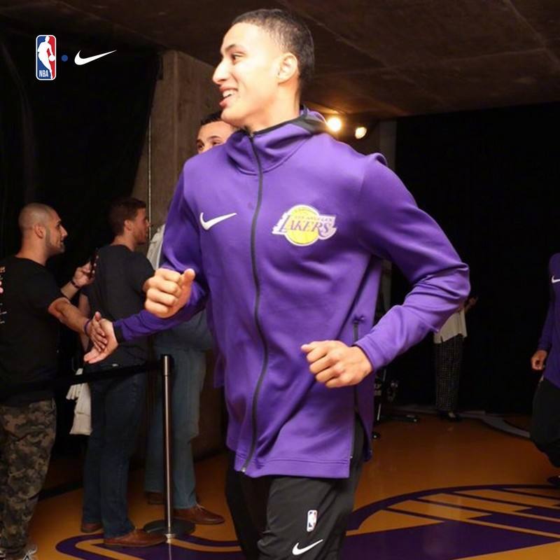 为什么nba出场要穿排扣裤(别光盯着球衣球鞋  NBA出场服的潮流演变你造吗？)