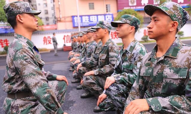 为啥专科生们青睐入伍当兵？这3个好处为未来铺路，本科生也羡慕