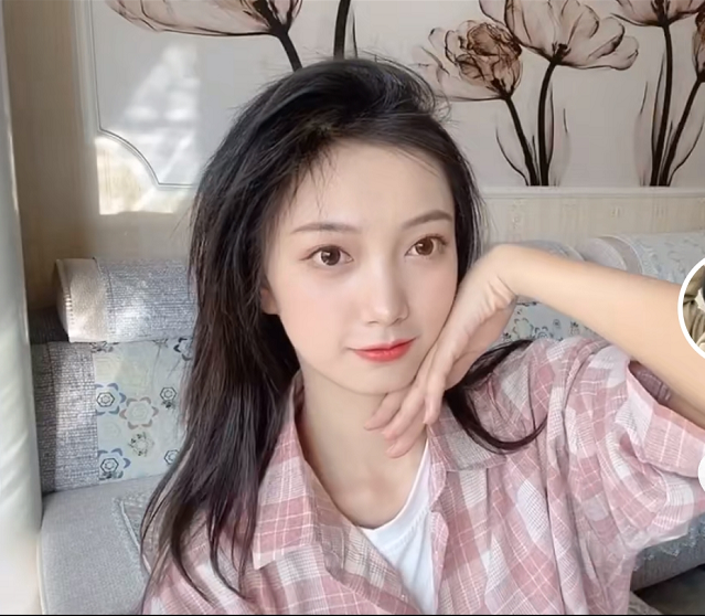 青岛大学“举牌美女”火了，运动会大放异彩，如同行走的招生简章