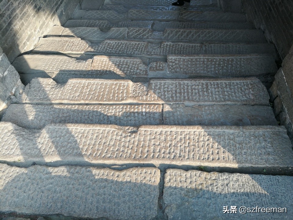 眼前的景象宛如诗句，铁铃关外烟如画，人立枫桥数客船