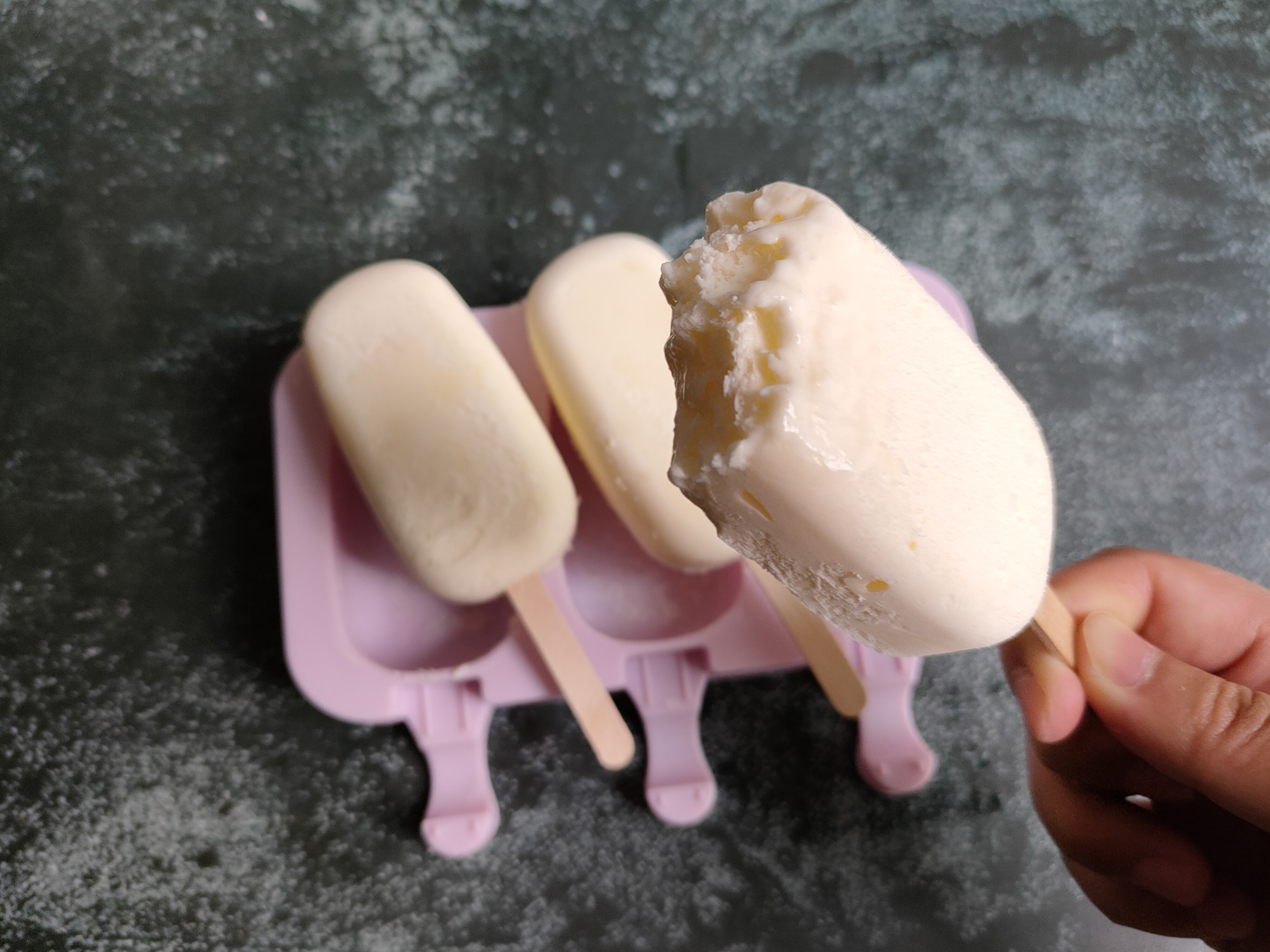 把牛奶倒进锅里,简单几步就能做出小布丁雪糕,香甜松软无冰渣