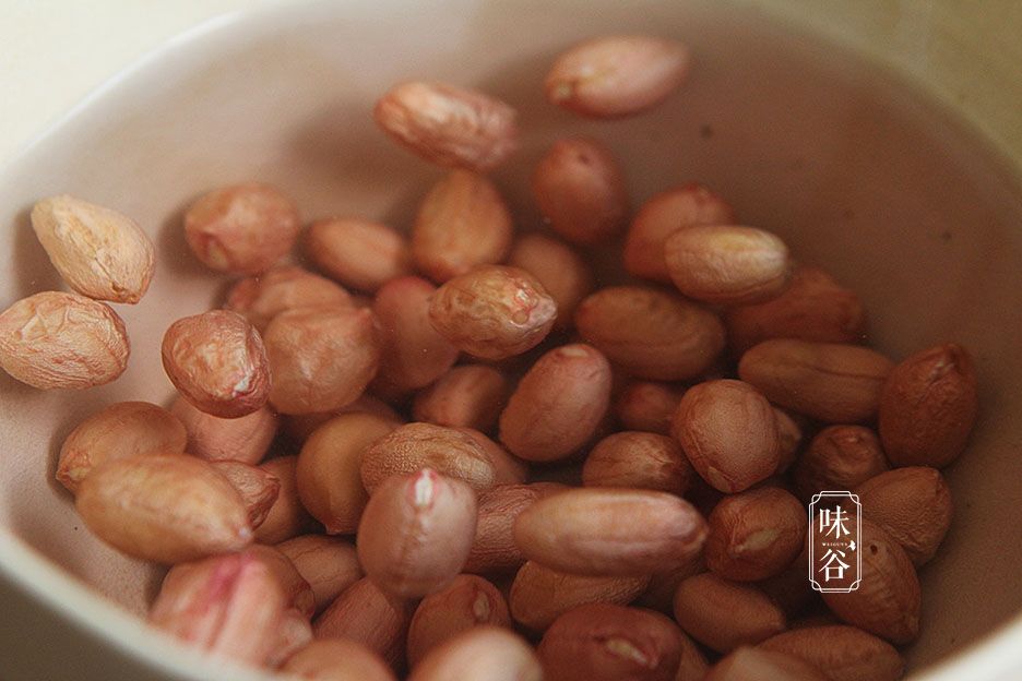 猪身上最美味的部位，和花生一起焖，鲜香营养，女人下饭男人下酒