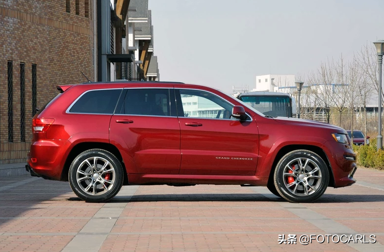 Jeep大切诺基6.4L SRT8实拍，百公里不到5秒，售价近120万的灭霸