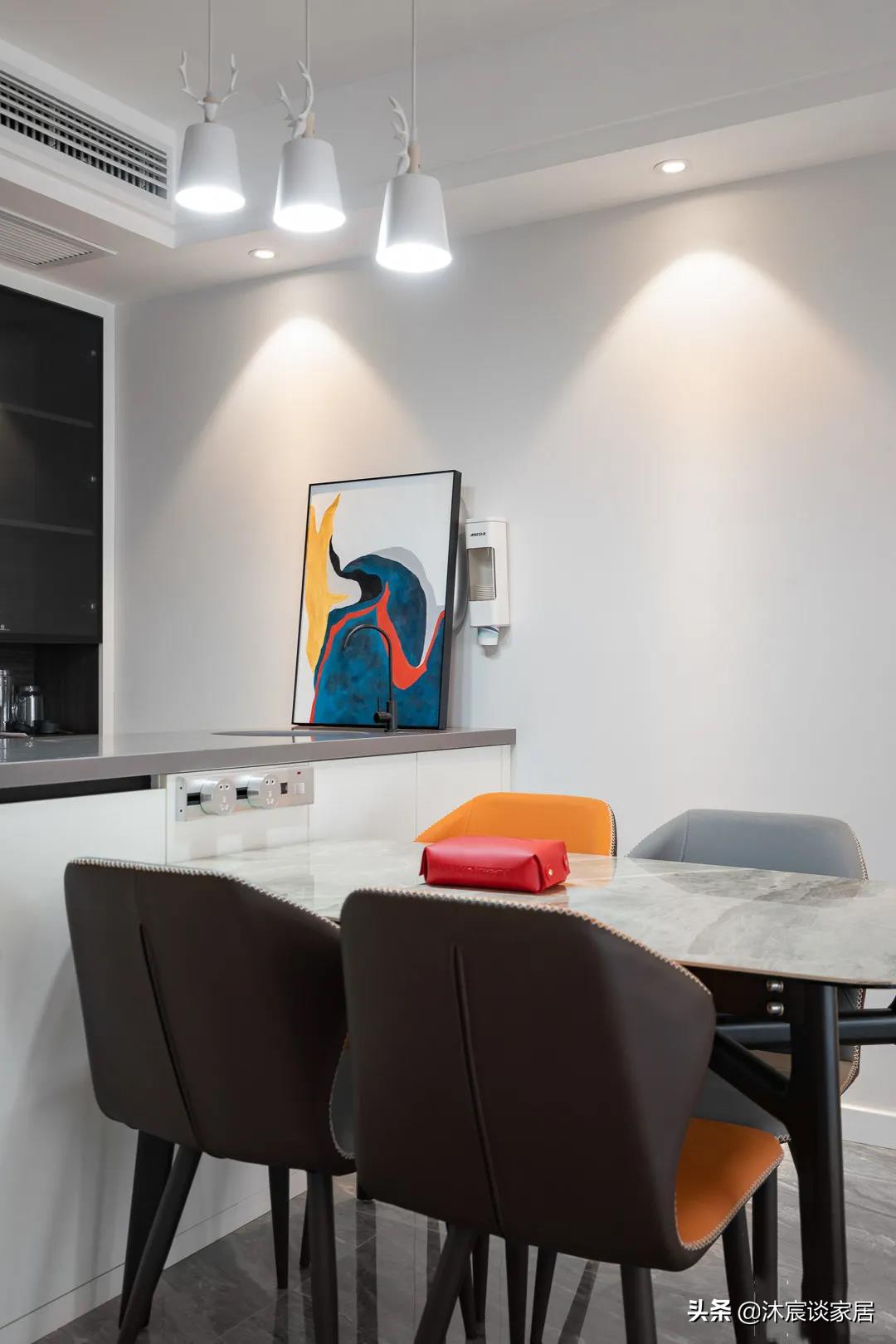 改变墨守成规的布置，她坚持把沙发背景改成矮墙，真是通透又美观