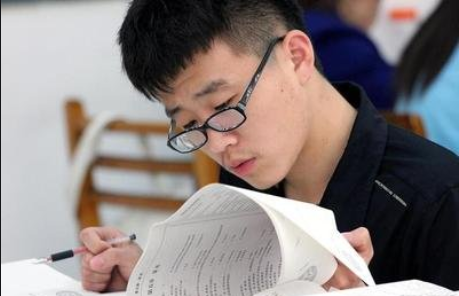 大学生的“好消息”，不仅免费上大学，毕业还可以拿“铁饭碗”