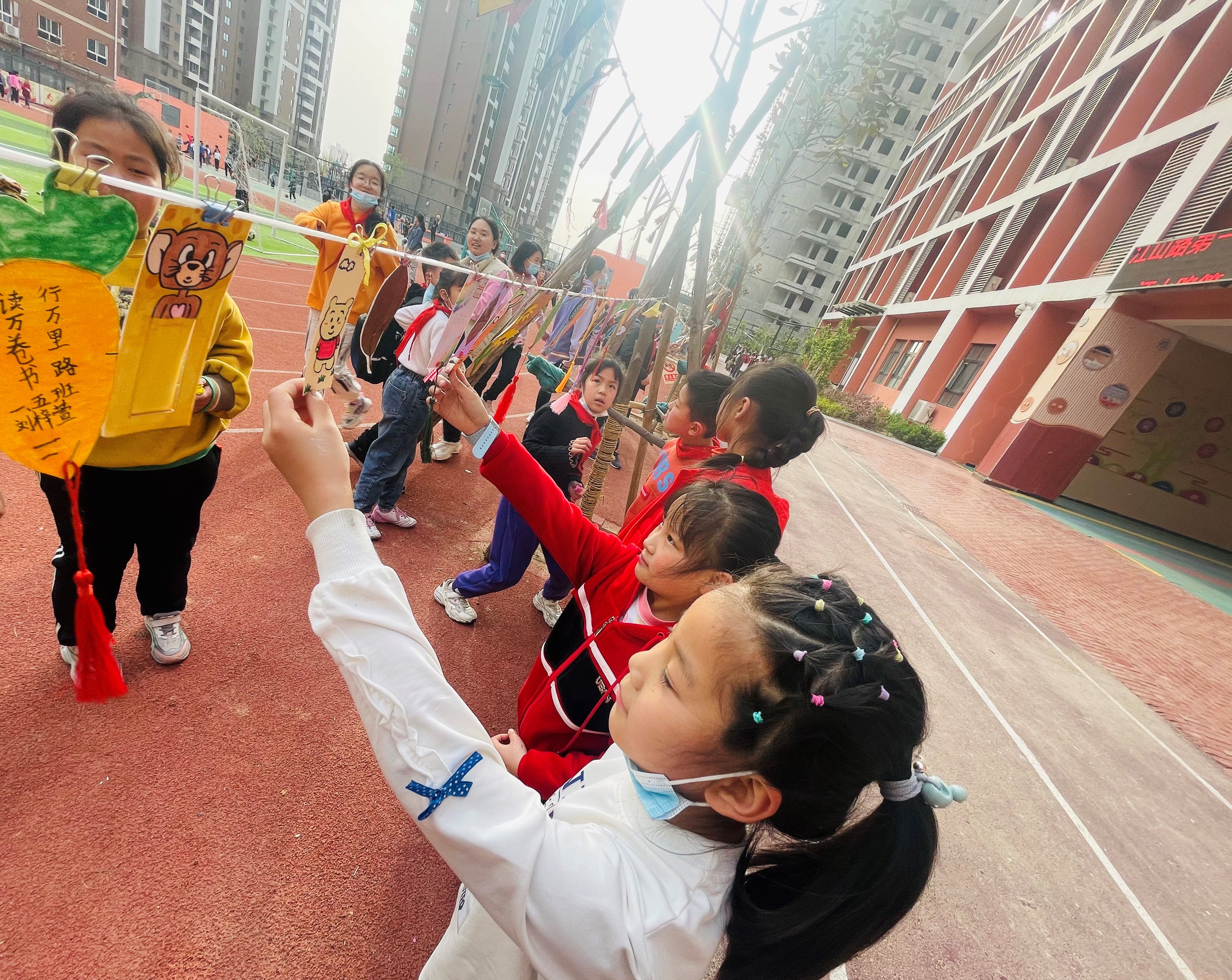 郑州市惠济区江山路第一小学开展“小小书签 创意无限”活动