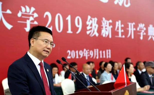 成都大学终于一片祥和，校长和师生们戮力同心，成大发展未来可期