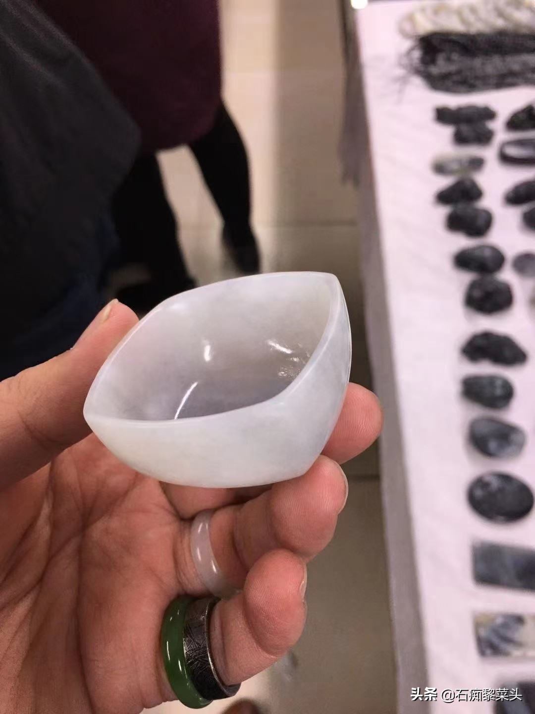 和田玉市场实战——碧玉苹果绿观音(假玉手镯的气泡图片) 第10张