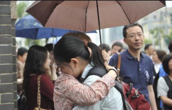 学生参加高考当天，家长是否需要全程陪考？机智的家长这样选择