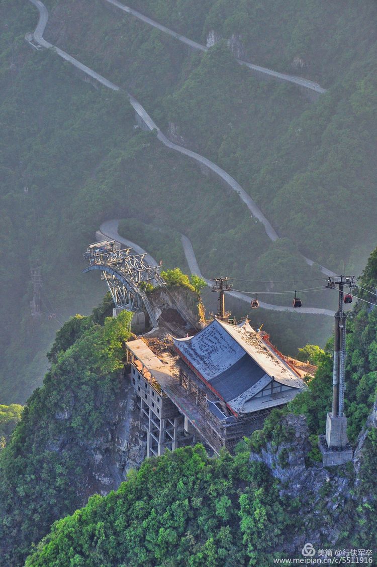 玉壶峰下松涛起，天界佛国掸尘埃！走遍千山万岭，唯天门山独有
