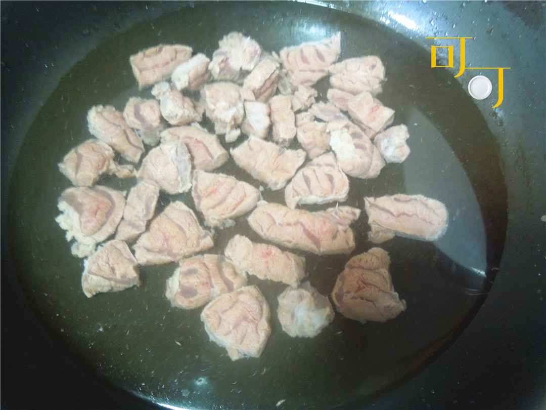 用沙茶酱炖一锅牛肉，鲜香下饭，广东、闽南人特别喜爱
