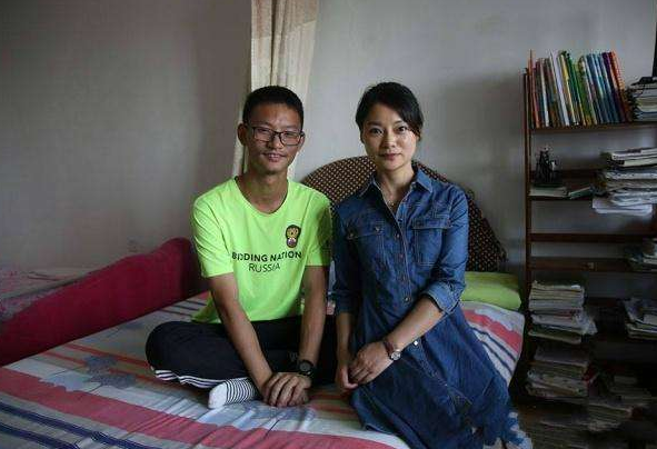 安徽一考生，考场外跪谢母亲，称“自感遗憾”，最后考了多少分？