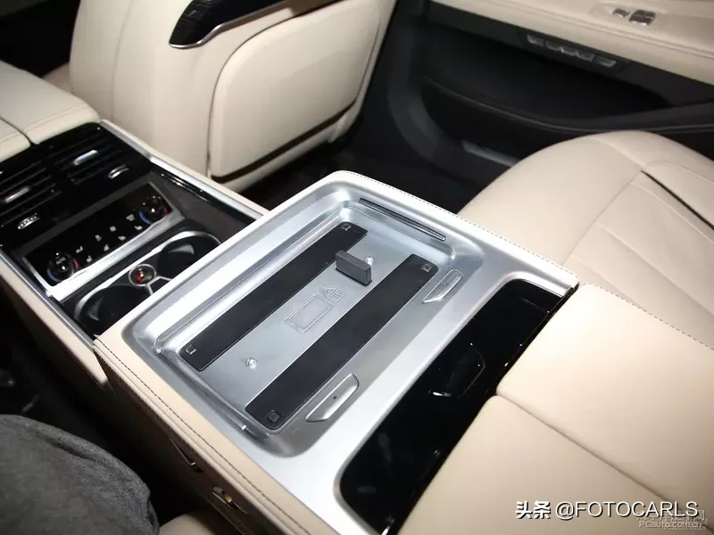 宝马M760Li 6.6T V12实拍，炭黑极富磨砂质感，宝马史上最快加速