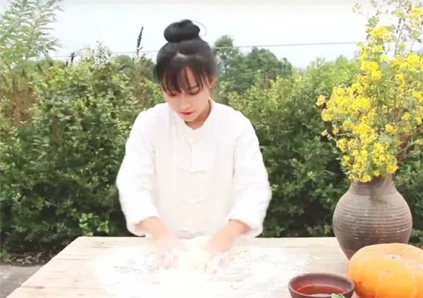 凭自己努力走红的8位女网红，一个比一个拼，有人因一条裙子爆火