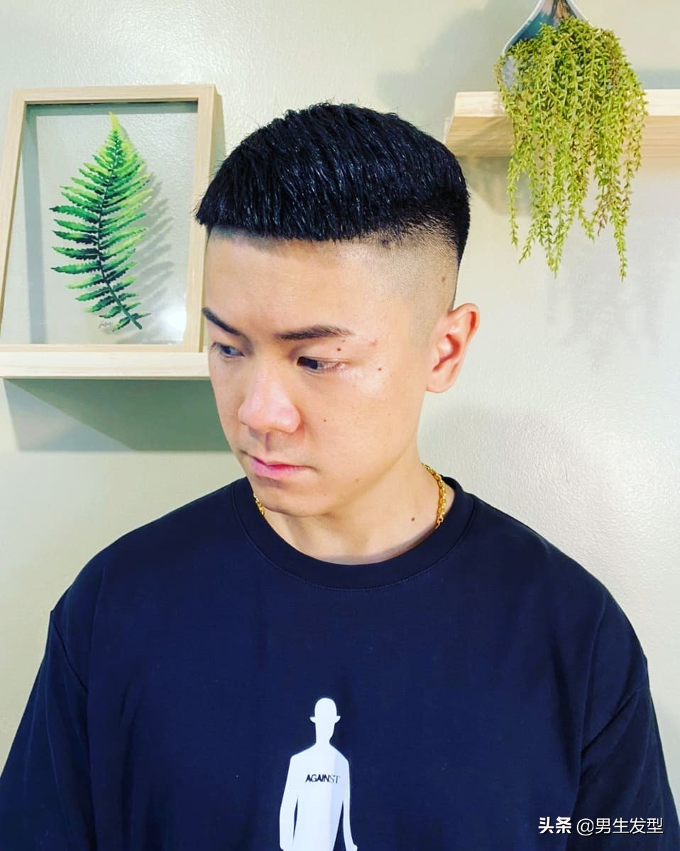 寸头发型主要还是要把头发剪得特别短,造型照着头型的轮廓来剪,这样