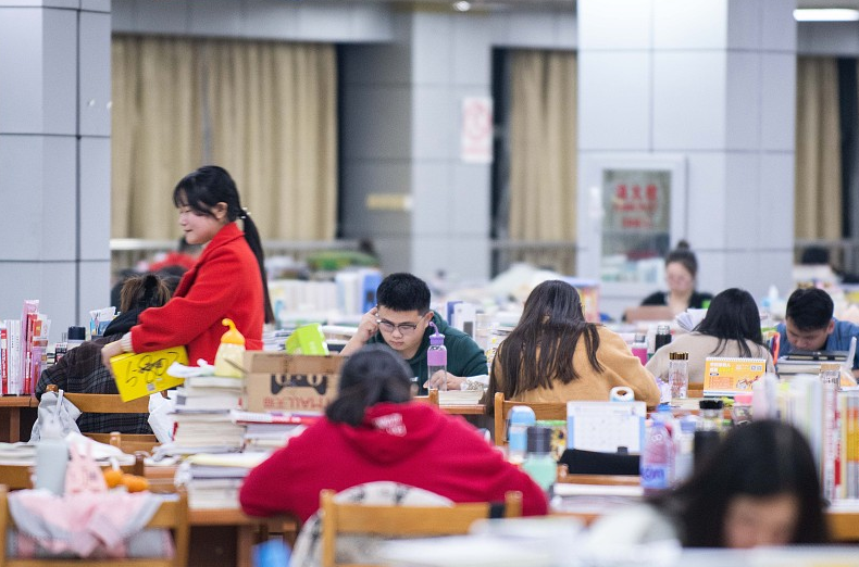 西浦大学校花意外走红，外型酷似欧阳娜娜，校友调侃不出道可惜了