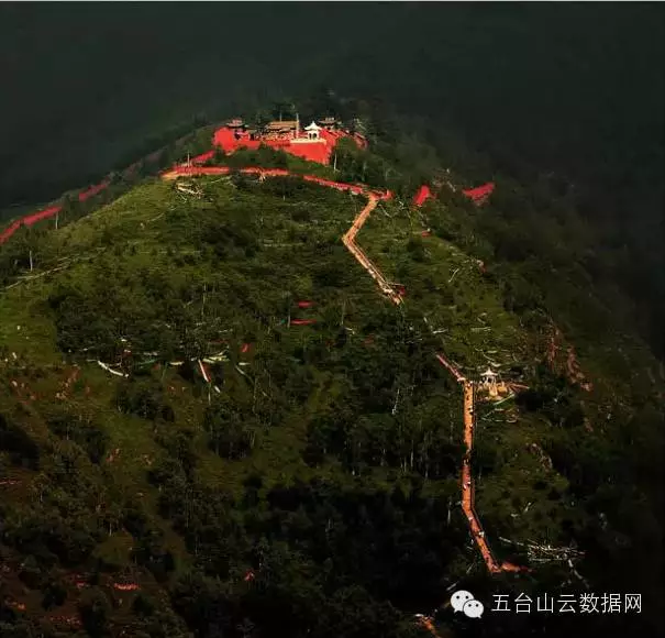 五台山首道进山门票免费，寺庙门票不免费，各寺庙门票价格在这里