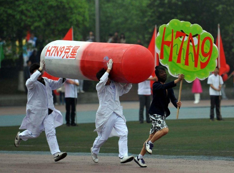 青岛大学“举牌美女”火了，运动会大放异彩，如同行走的招生简章