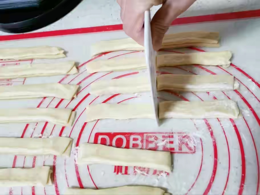 炸油条用放酵母吗？教你正确做法，出锅金黄酥脆，凉了也不硬