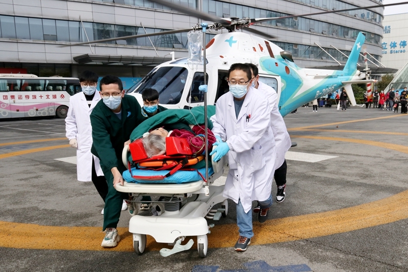 十堰人医直升机半小时救援襄阳老人 1小时航空救援圈显成效