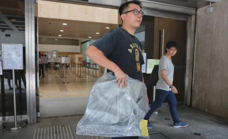 2015年，一名香港教授将2个瑜伽球放入车内，毒死了妻子和女儿