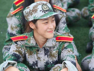 某大学军训表演引争议，舞蹈动作“辣眼睛”，女生旗袍开到大腿