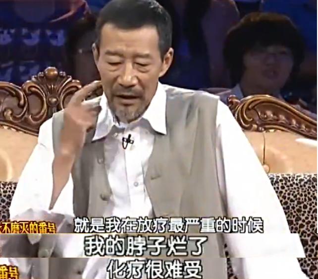 67岁李雪健因鼻咽癌声带受损，说话口齿不清，握紧拳头气势十足