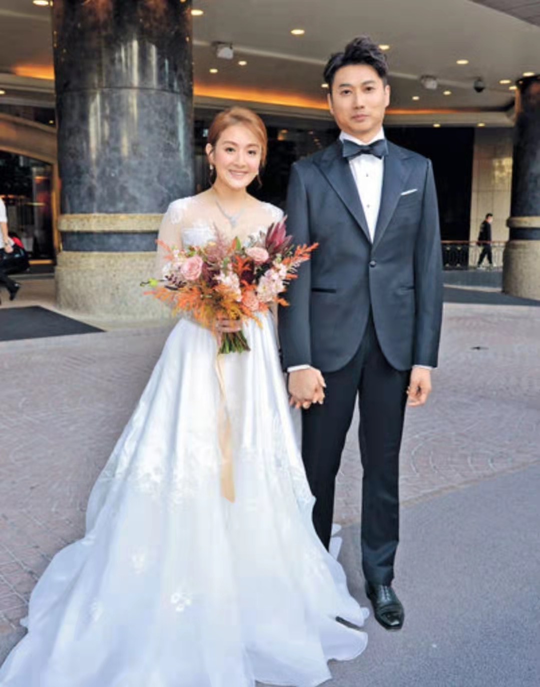 恭喜！香港女演员戴梦梦正式升格为人妻，在婚礼现场戴着两枚钻石戒指十分醒目。