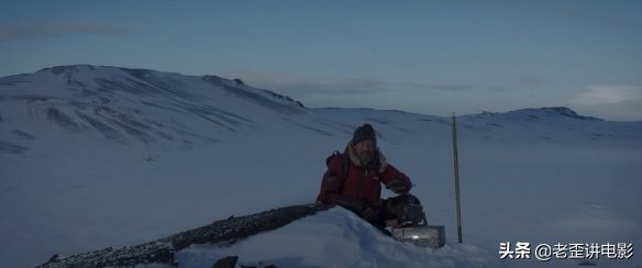 一个角色经历绝望的挑战的电影“北极”