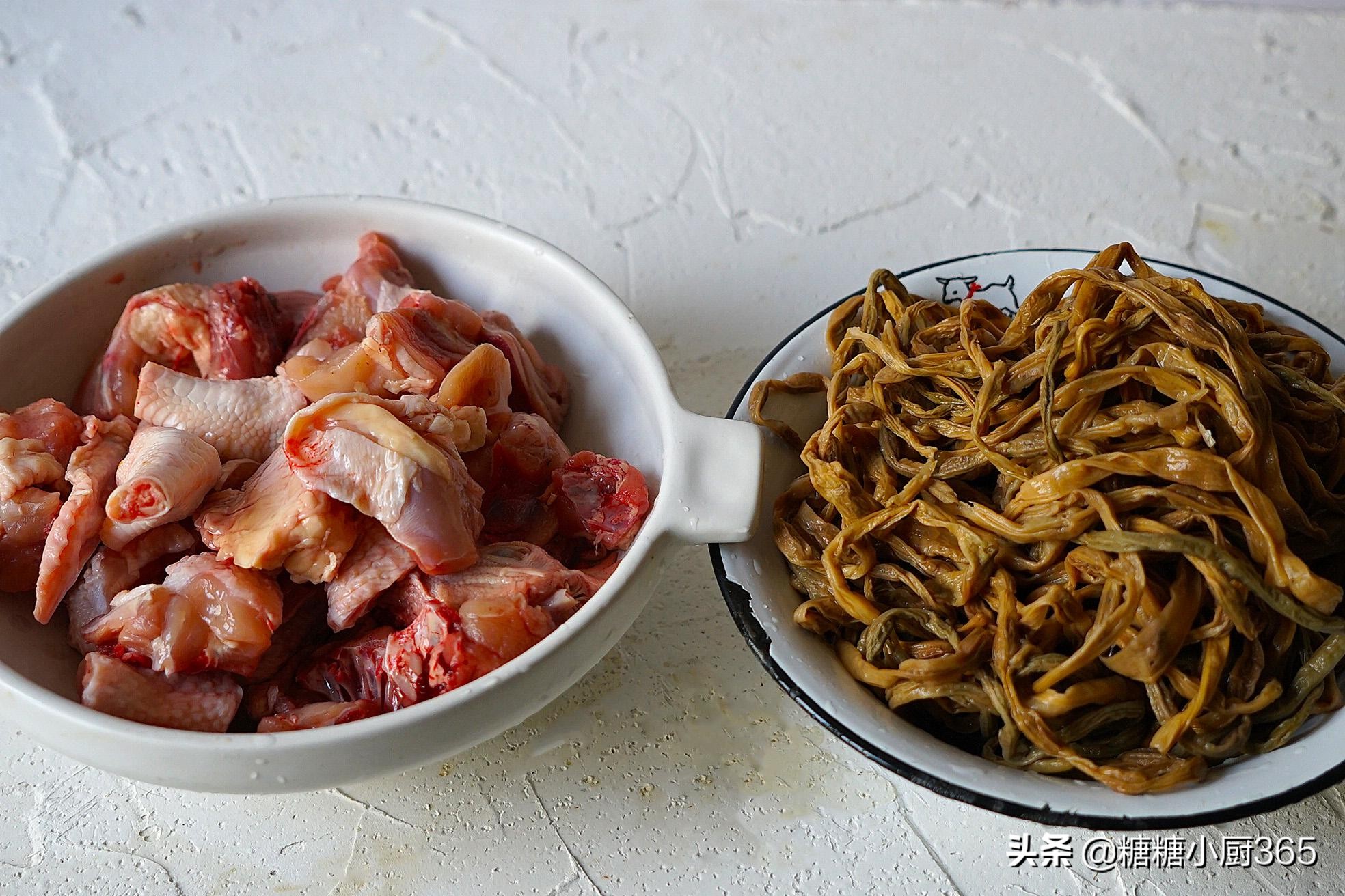 干豆角最爱这样吃，炖满满一锅，香味四溢好解馋，两碗米饭打不住
