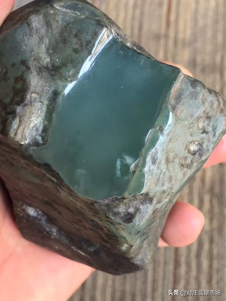 河边寻翠记：翡翠原石挖掘技巧与避坑指南
