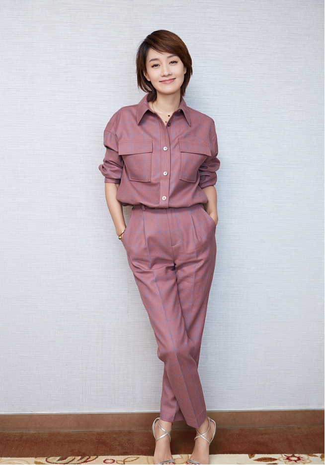 马伊琍穿得太素像路人,配着狗啃刘海发型,也就紧身裤还显点曲线